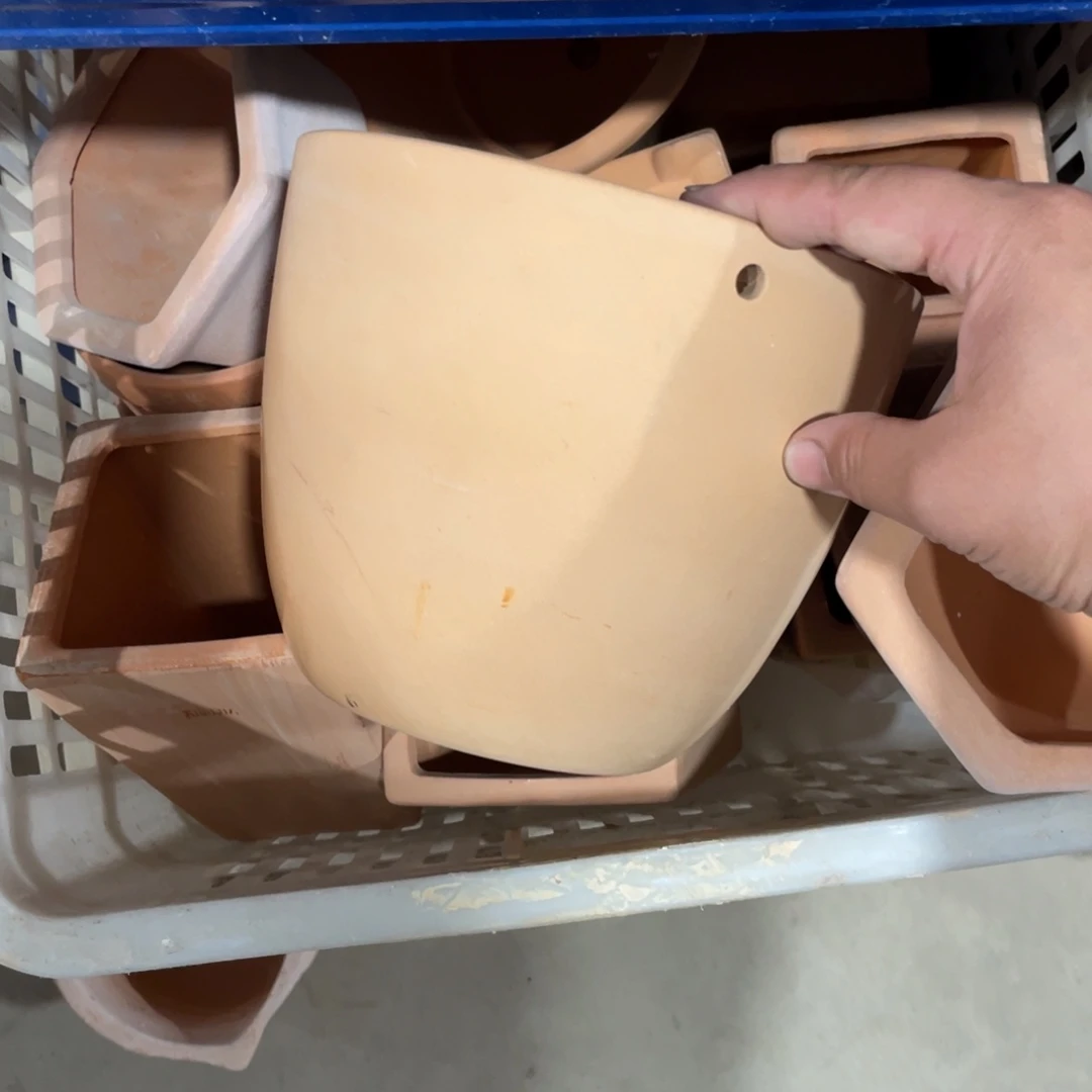 口17×15    无孔吊兰花盆一个白陶