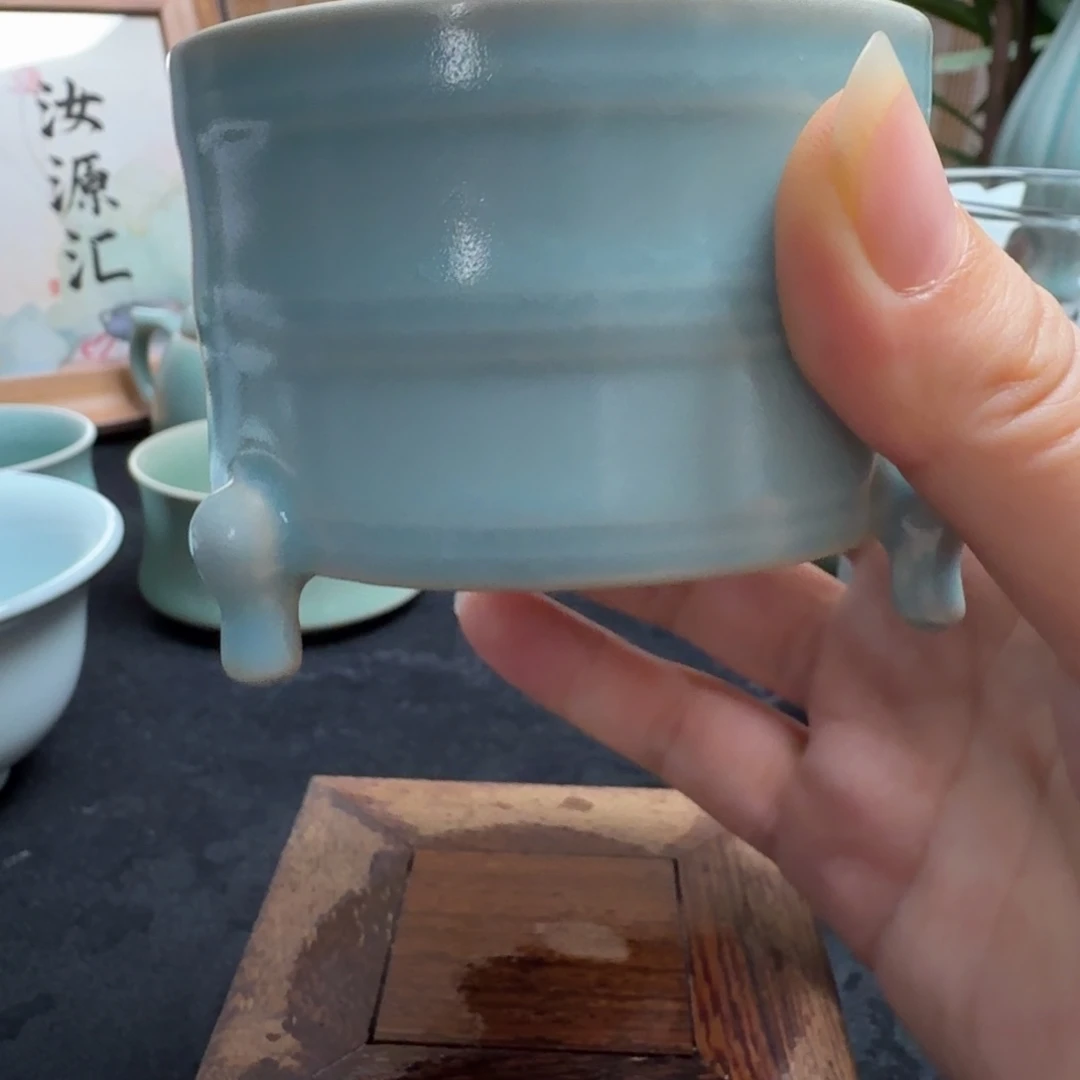 其他汝瓷三足炫纹樽