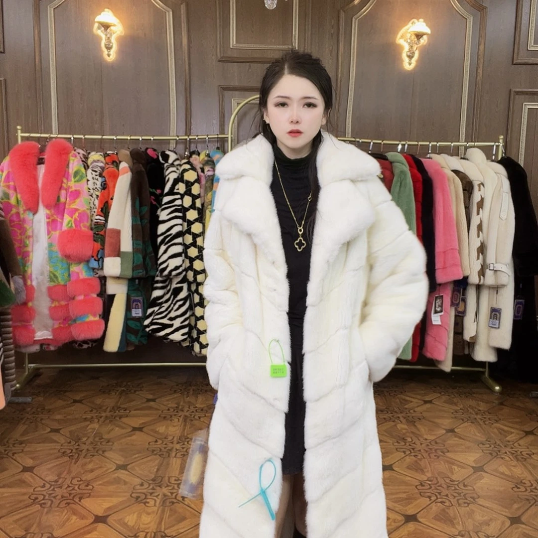 白色大长款皮草外套