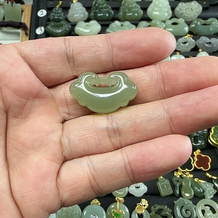 和田玉吊坠(不含链)未镶嵌雾*