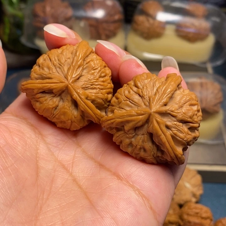 【闪购商品】文玩核桃把件糖三角
