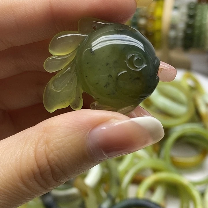 岫玉未镶嵌颈饰连年有余