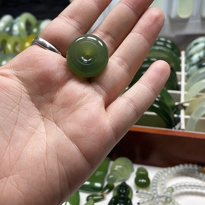 蛇纹石玉颈饰未镶嵌