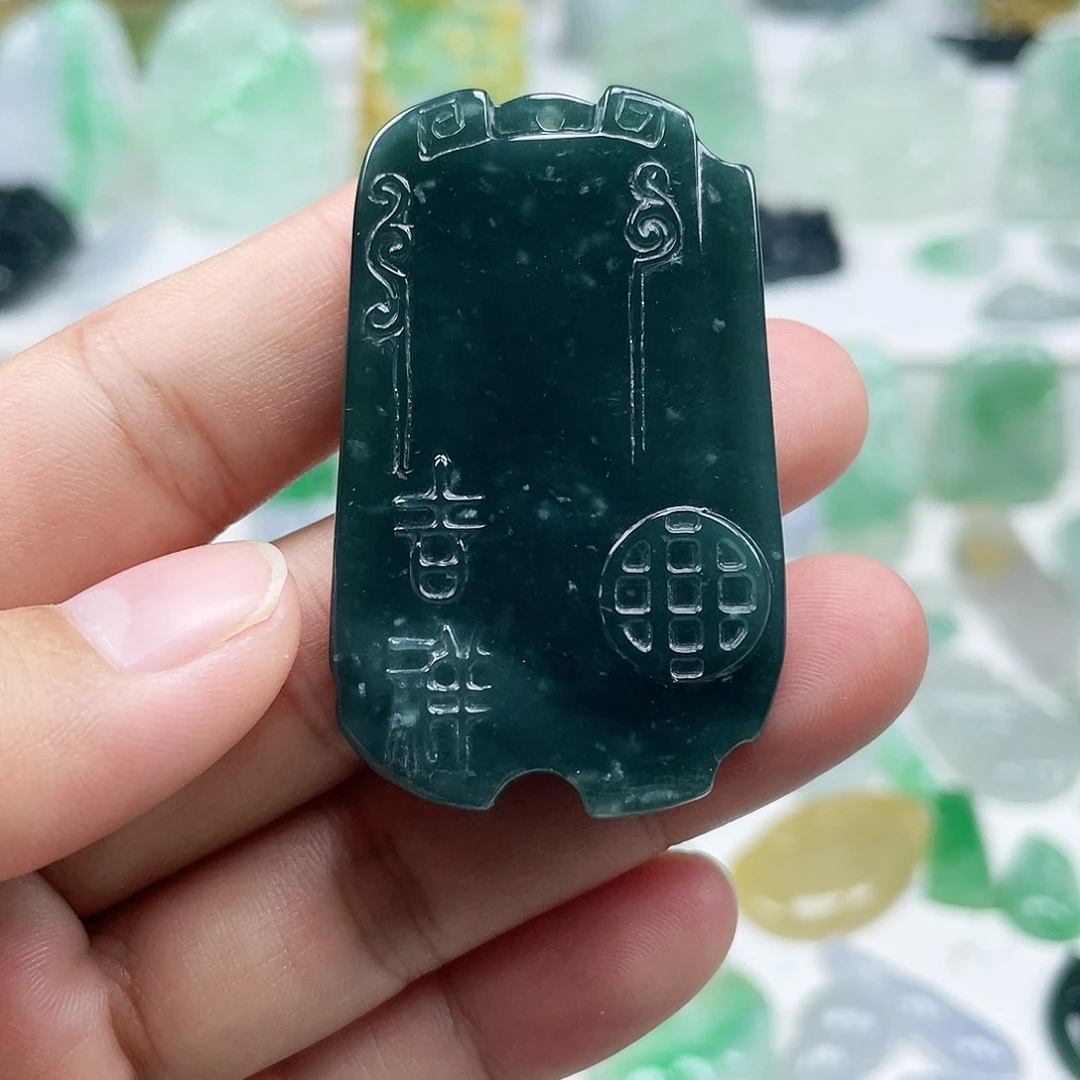 翡翠颈饰未镶嵌仿古牌