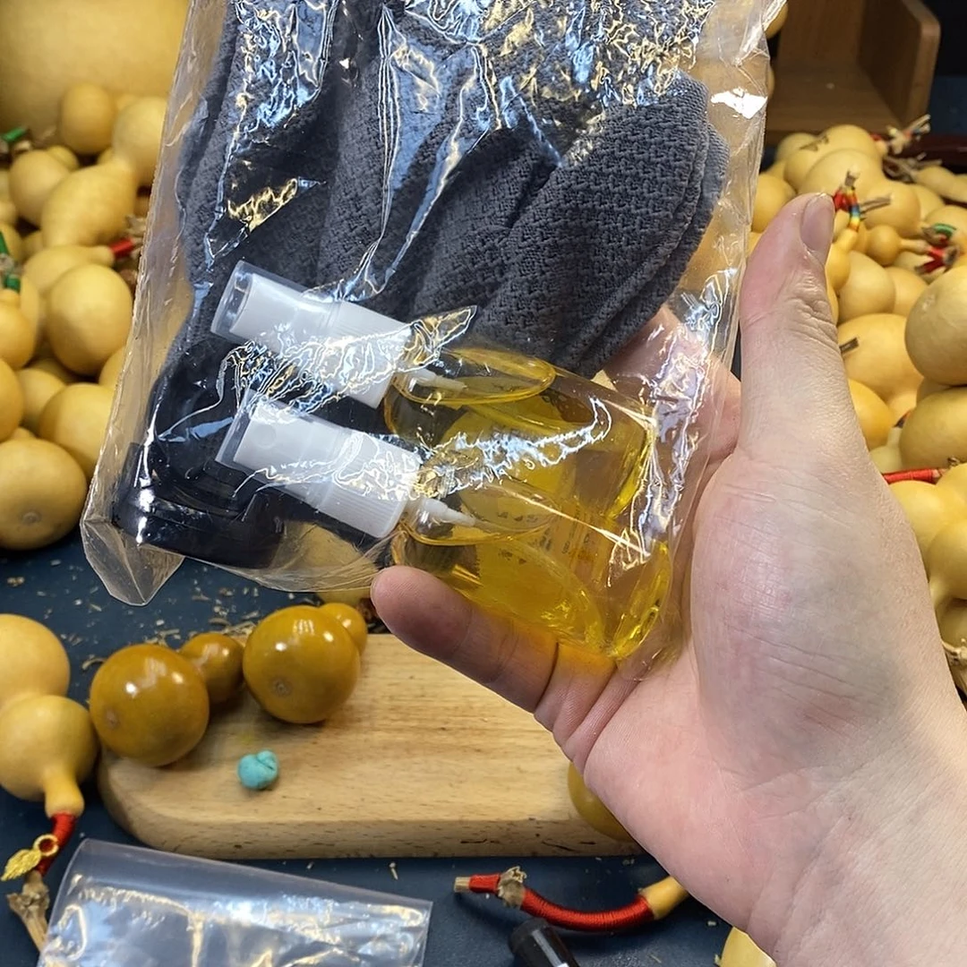 一副菠萝手套 两瓶文玩橄榄油 两个底座