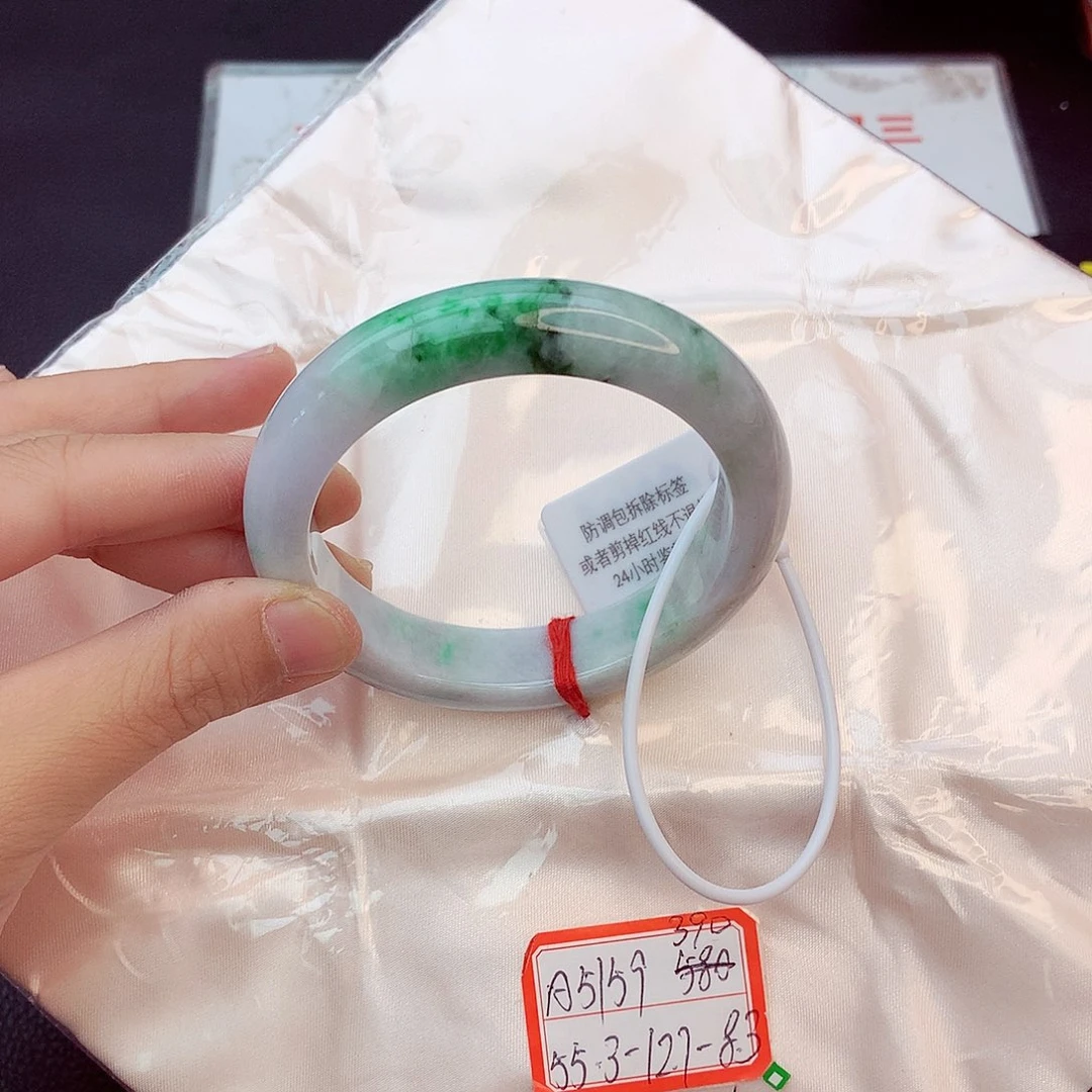 翡翠手镯未镶嵌翡翠