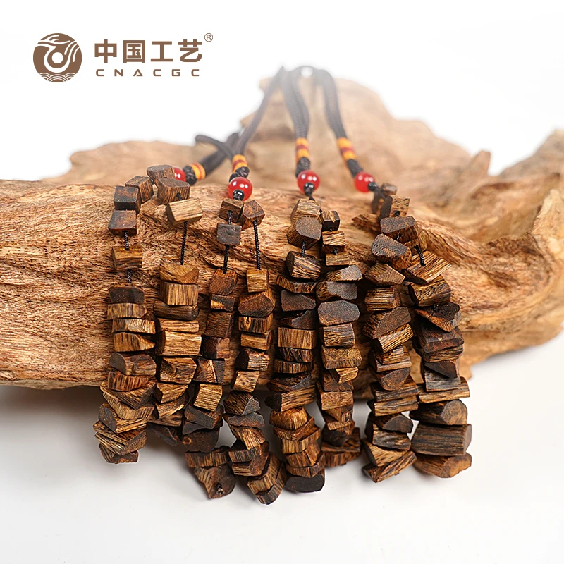 沉香【新粉福利】【石榴籽】高结油奇楠随型碎料车挂饰品多样性发其一