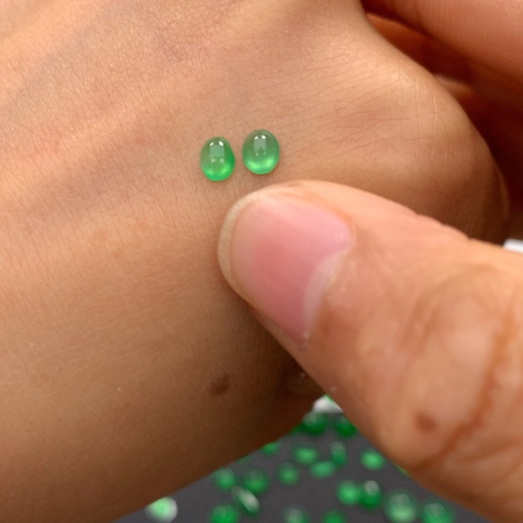 杨***丫翡翠裸石甜绿蛋面一对