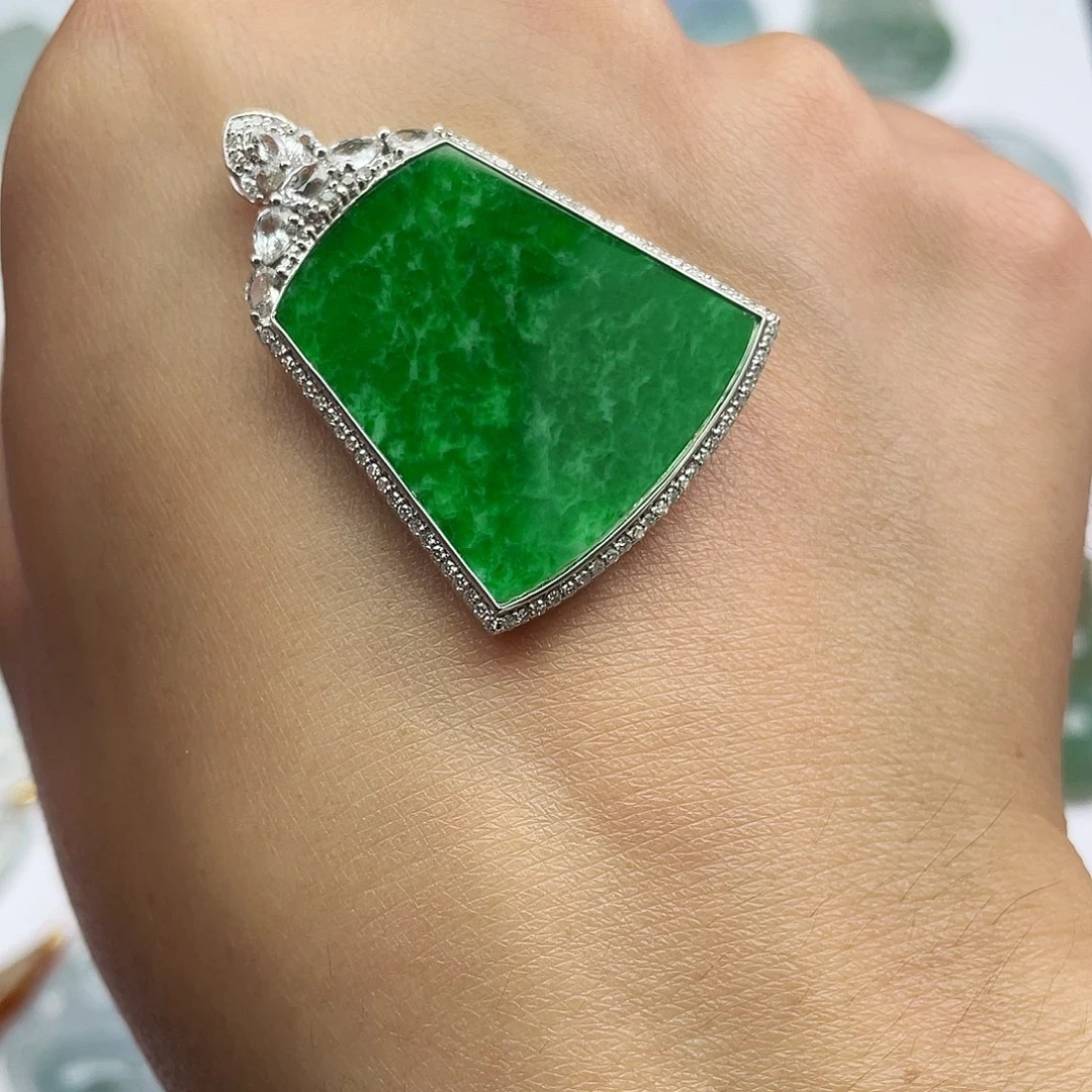 颈饰18K金镶嵌翡翠翡翠