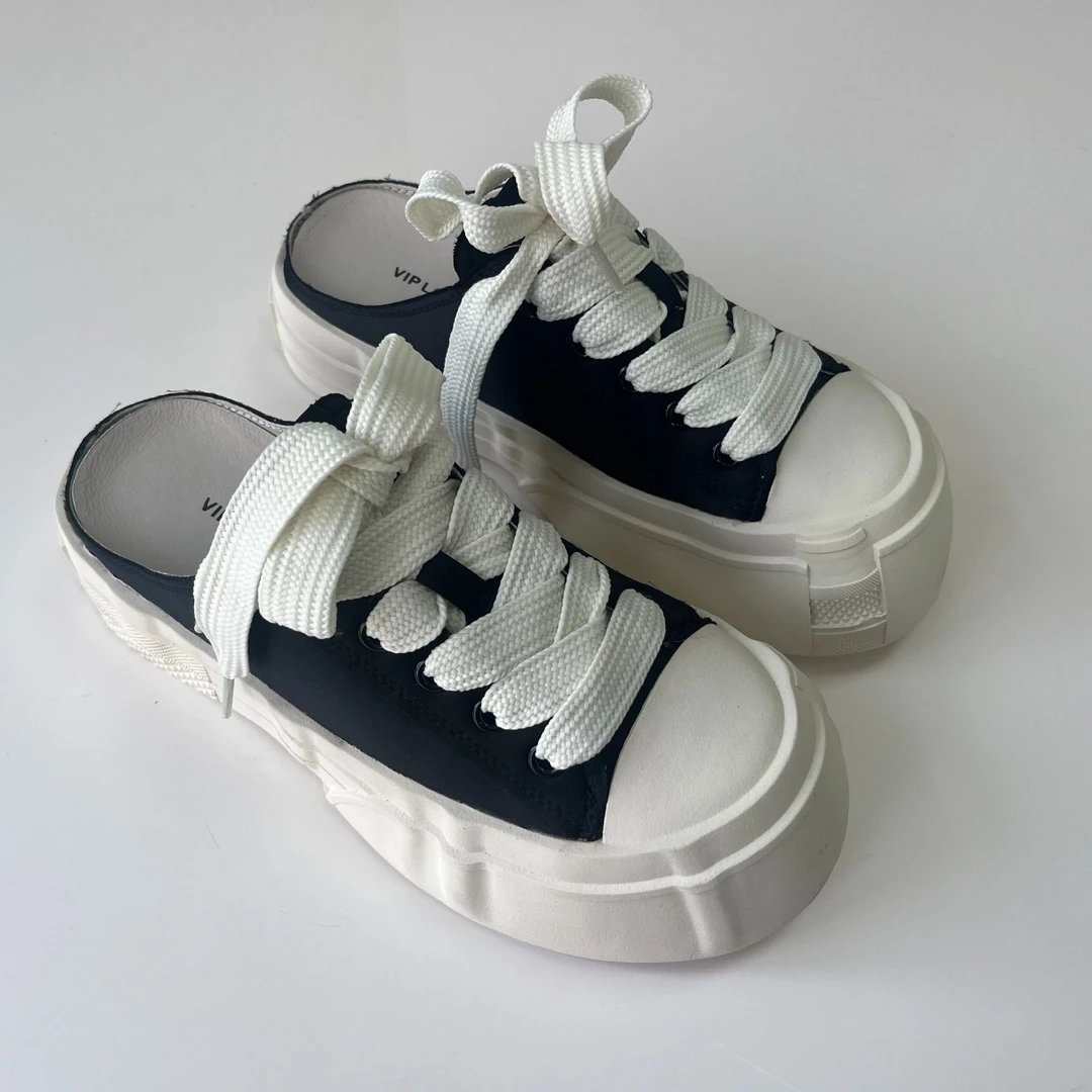 黑色缎面时尚款饼干半拖女鞋