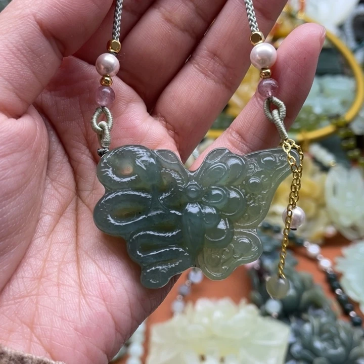 蛇纹石玉吊坠合金