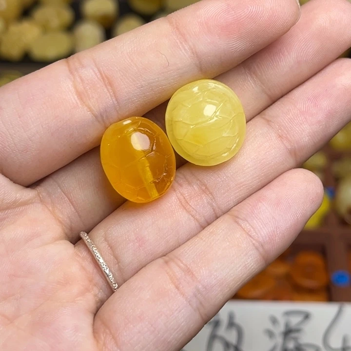 蜜蜡未镶嵌珠宝奇石俄料满蜡妖花富甲一方 龟背配饰一个 微微瑕