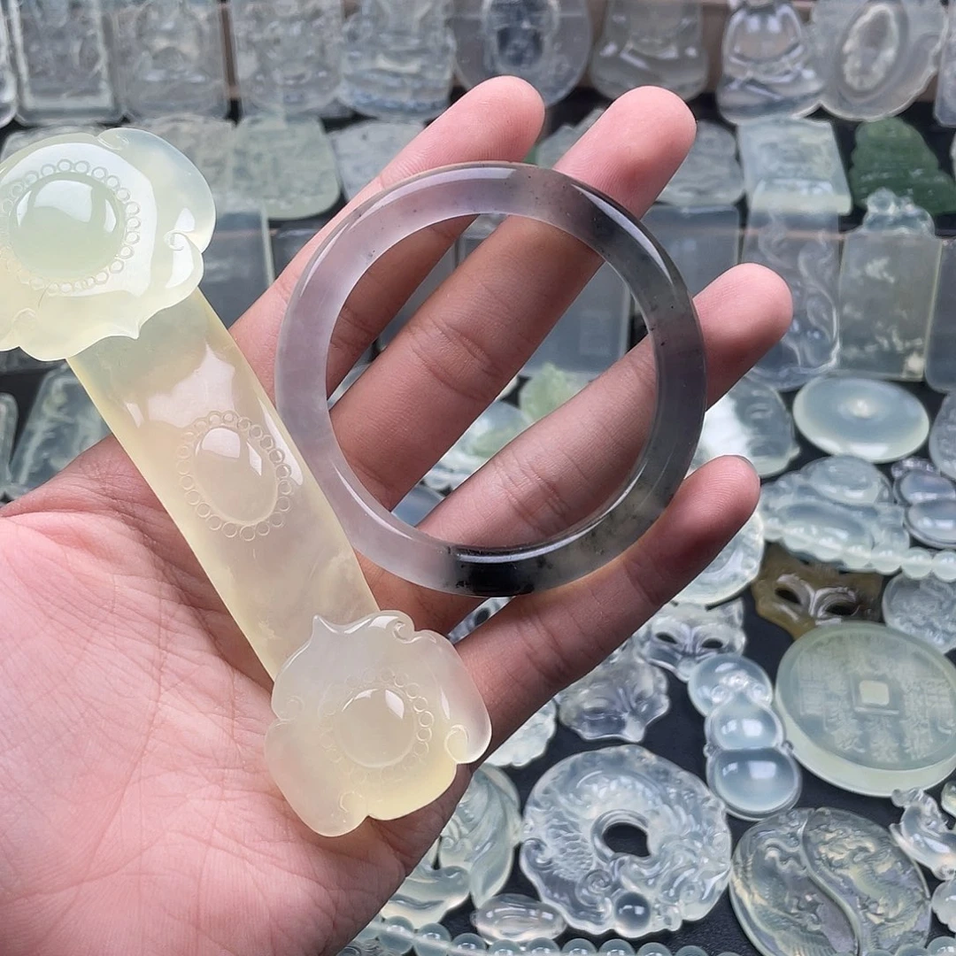 岫玉未镶嵌颈饰如意 镯子