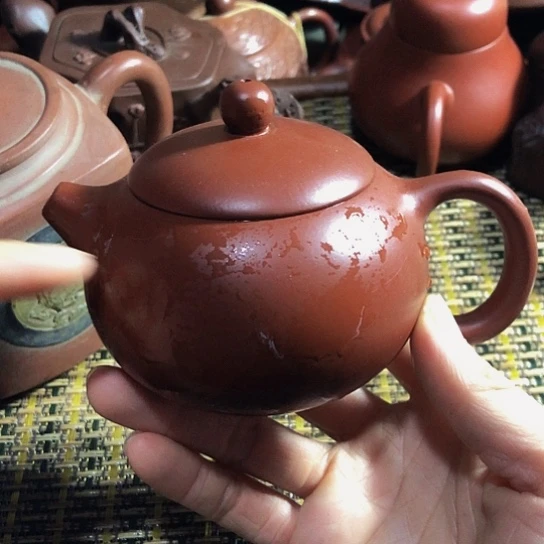 紫砂茶壶原矿泥料手工制作紫砂壶。