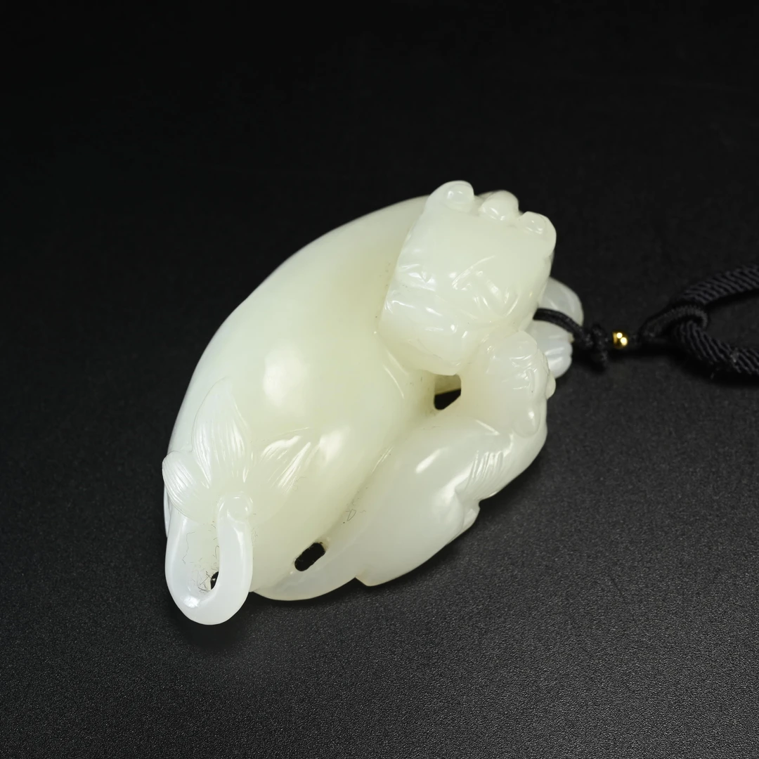 Lot8835 清代 和田玉子母貔貅手把件