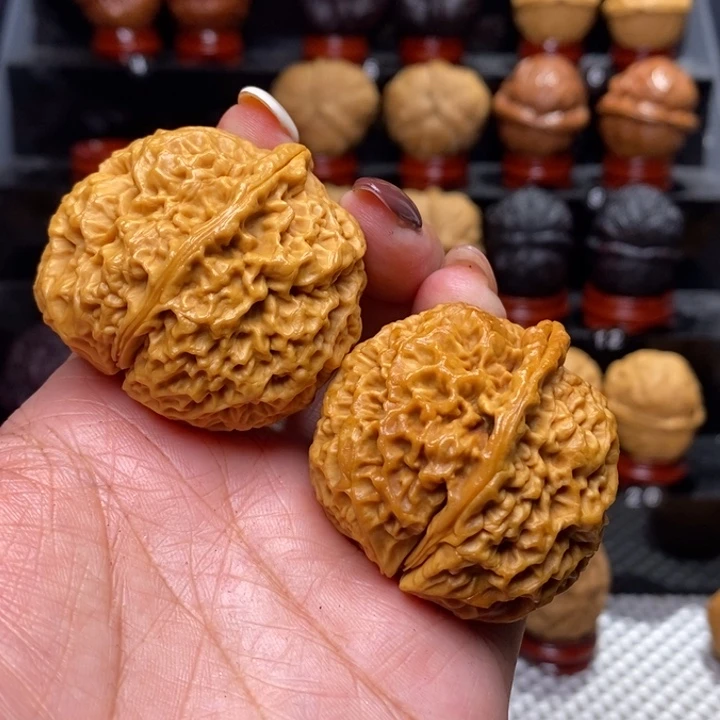 文玩核桃把件七星绣球…………32