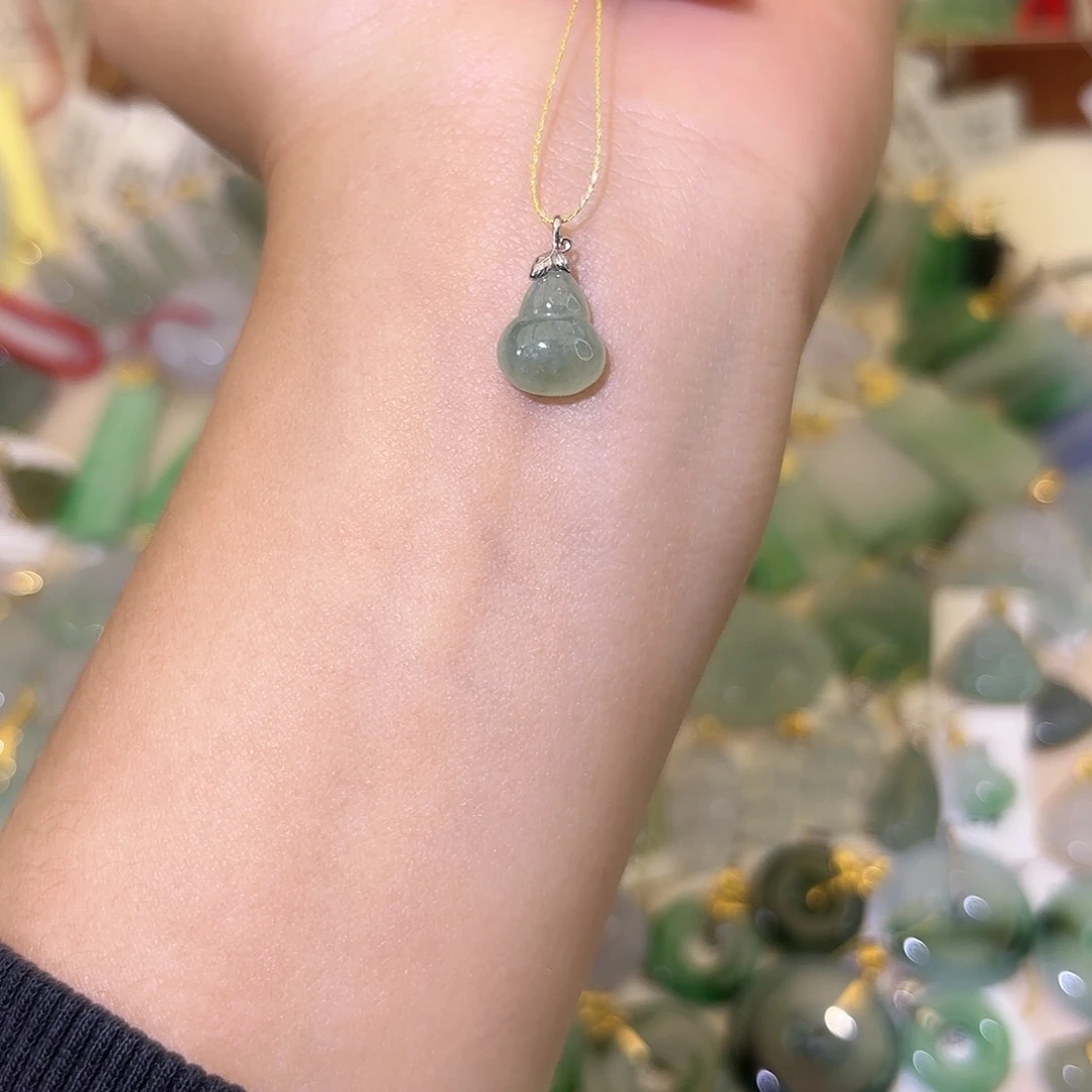 翡翠18K金镶嵌颈饰葫芦