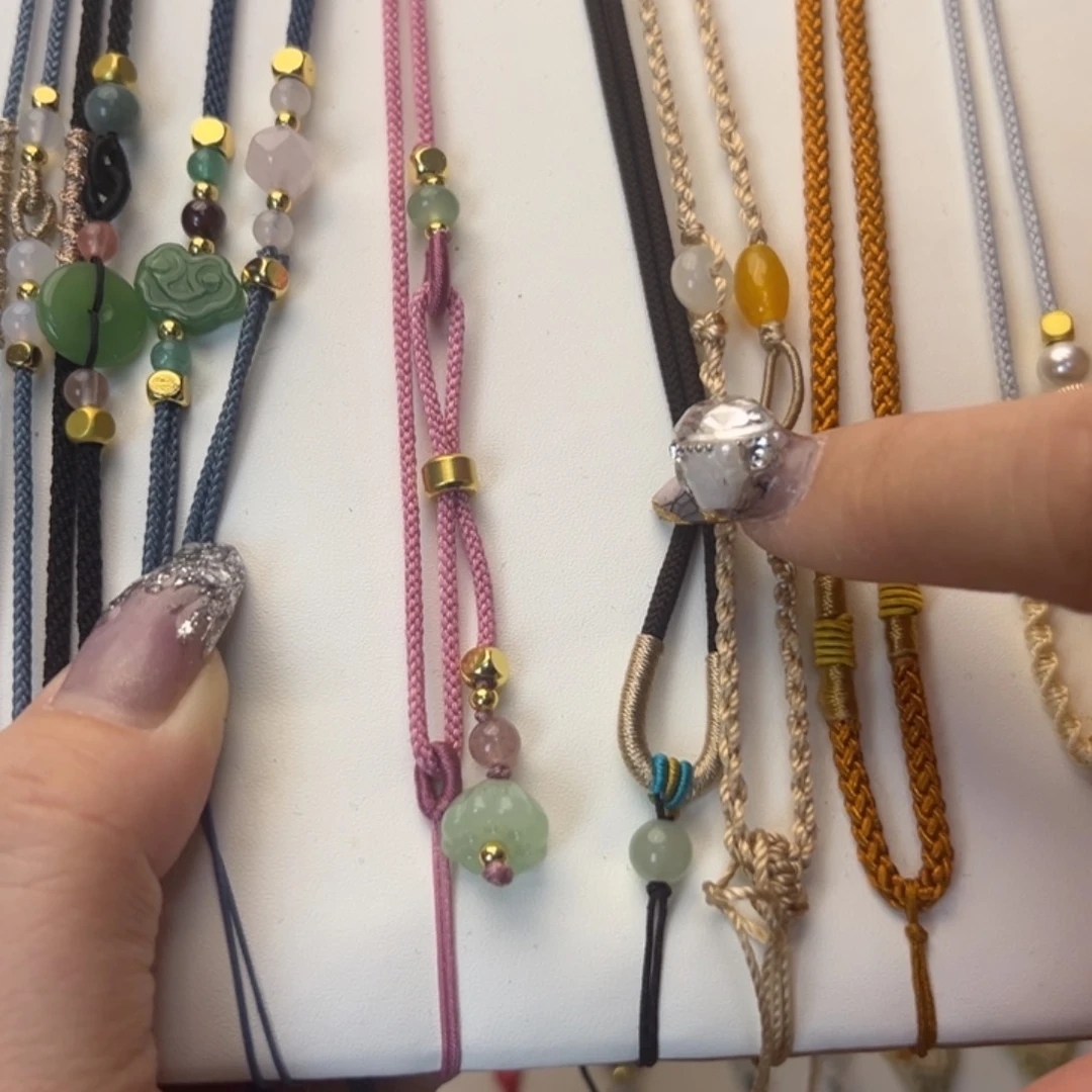 蛇纹石玉颈饰合金