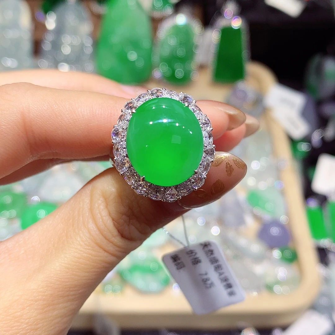 翡翠18K金镶嵌颈饰蛋面