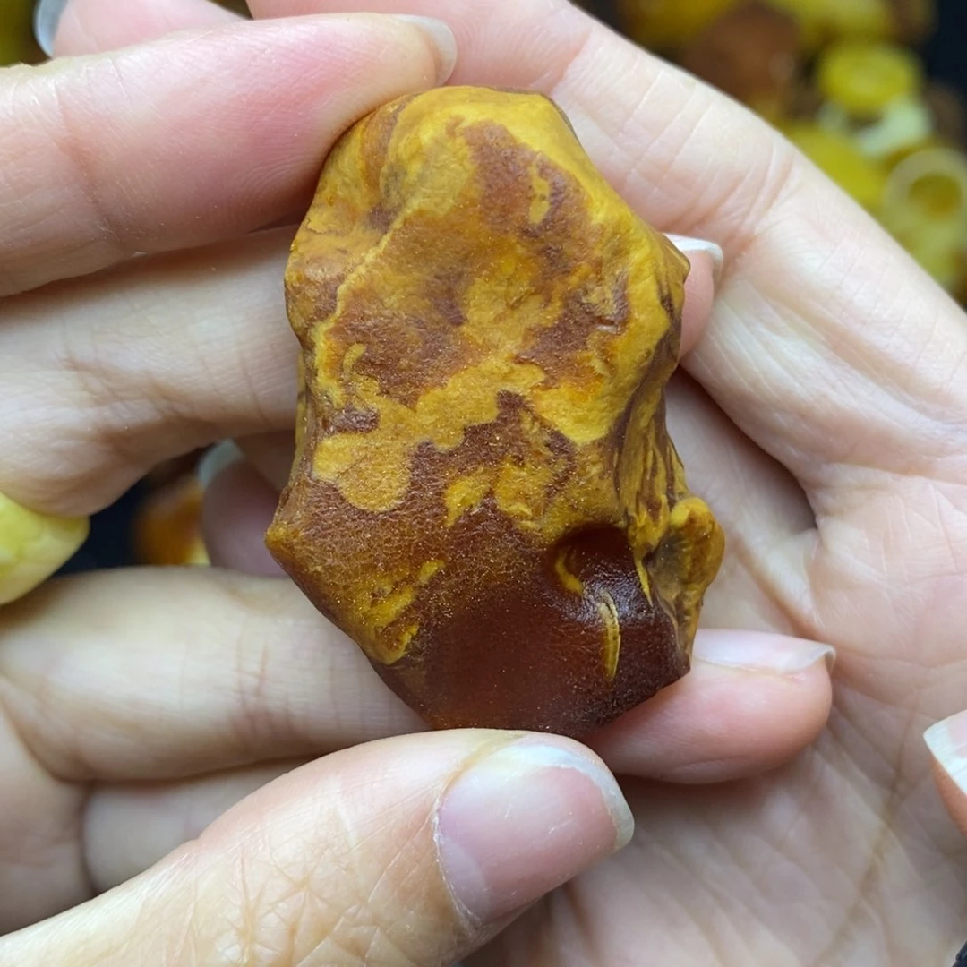 未镶嵌颈饰琥珀?**欢胖