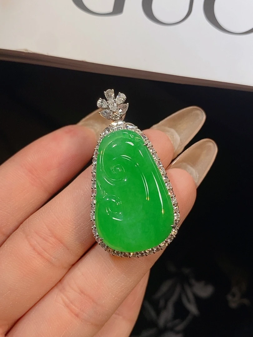 【拾玥珠宝】高冰阳绿如意吊坠 天然缅甸翡翠A货