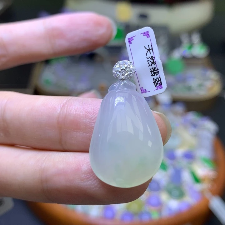颈饰18K金镶嵌翡翠