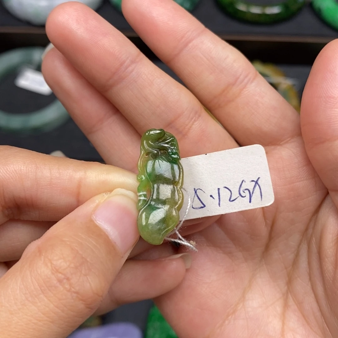 翡翠颈饰未镶嵌黄加绿豆角 挂件 14