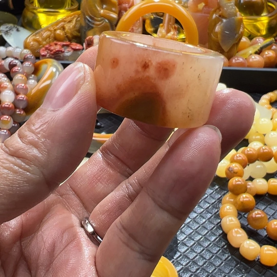 老***等石英质玉未镶嵌颈饰