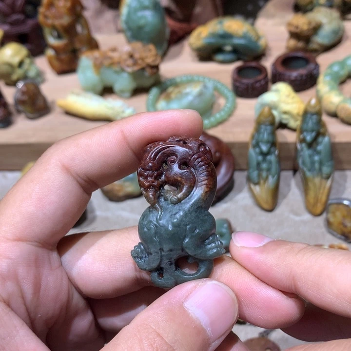 未镶嵌岫岩河磨玉（透闪石质玉）挂件
