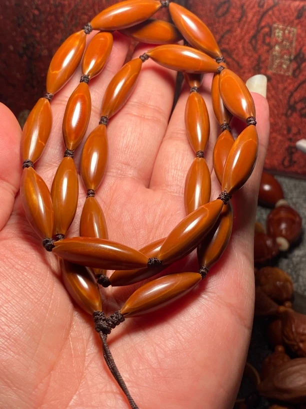 苏工核雕铁核细长柳叶，与众不同的串，市场稀少的串小而巧好玩