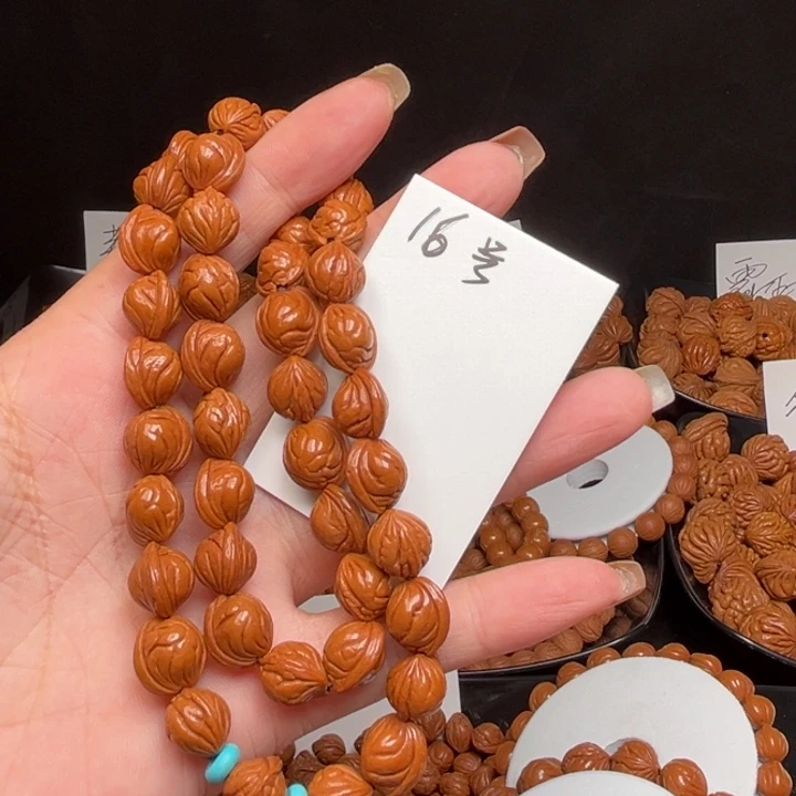 桃核吊坠小龙纹10左右45颗手持