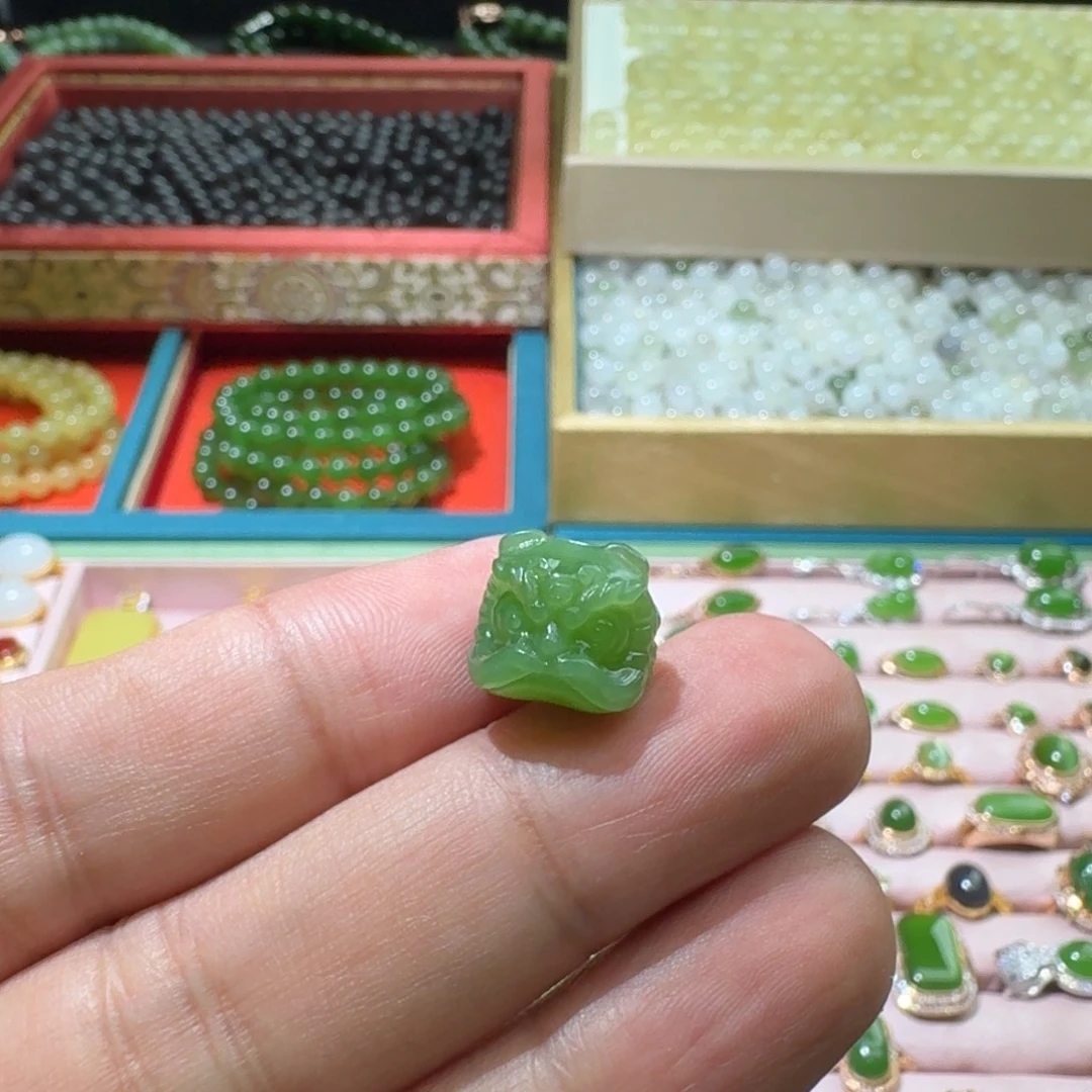 和田玉未镶嵌珠宝奇石碧玉粉绿醒狮