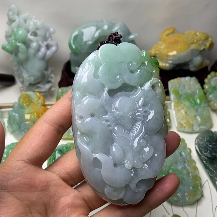 翡翠未镶嵌把件九尾狐