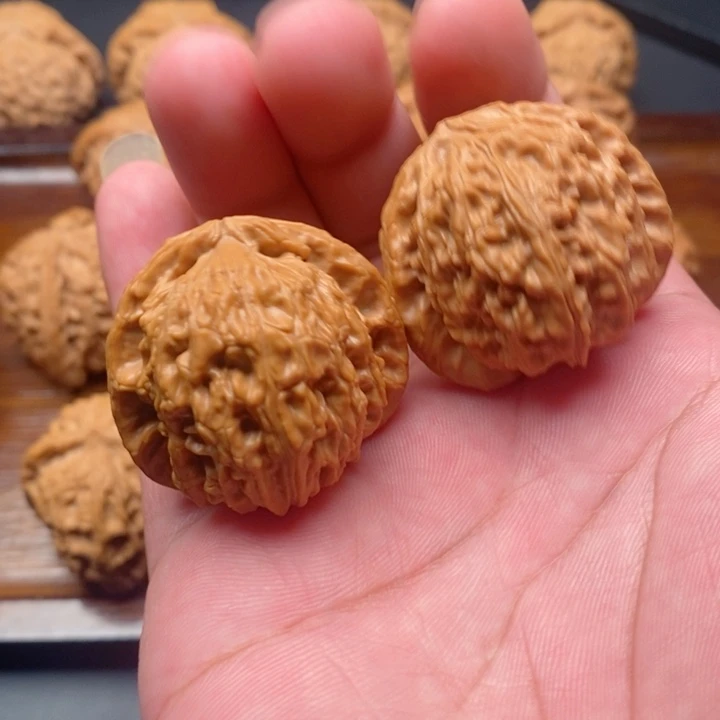 文玩核桃吊坠三角白