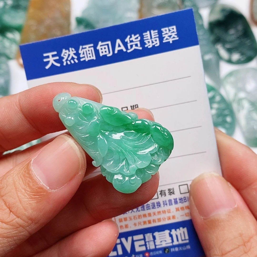 云***月翡翠未镶嵌颈饰白菜