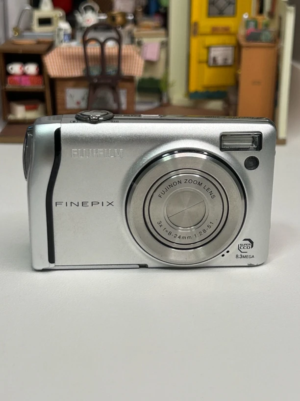 9新 Fujifilm/富士 f40fd,830万像素,3倍变焦,屏幕泛黄不影响出片