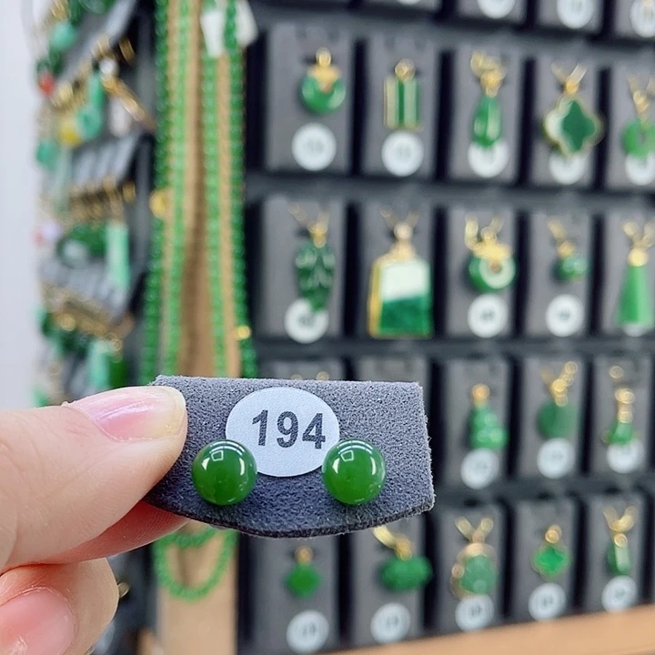 18K金镶嵌和田玉耳饰