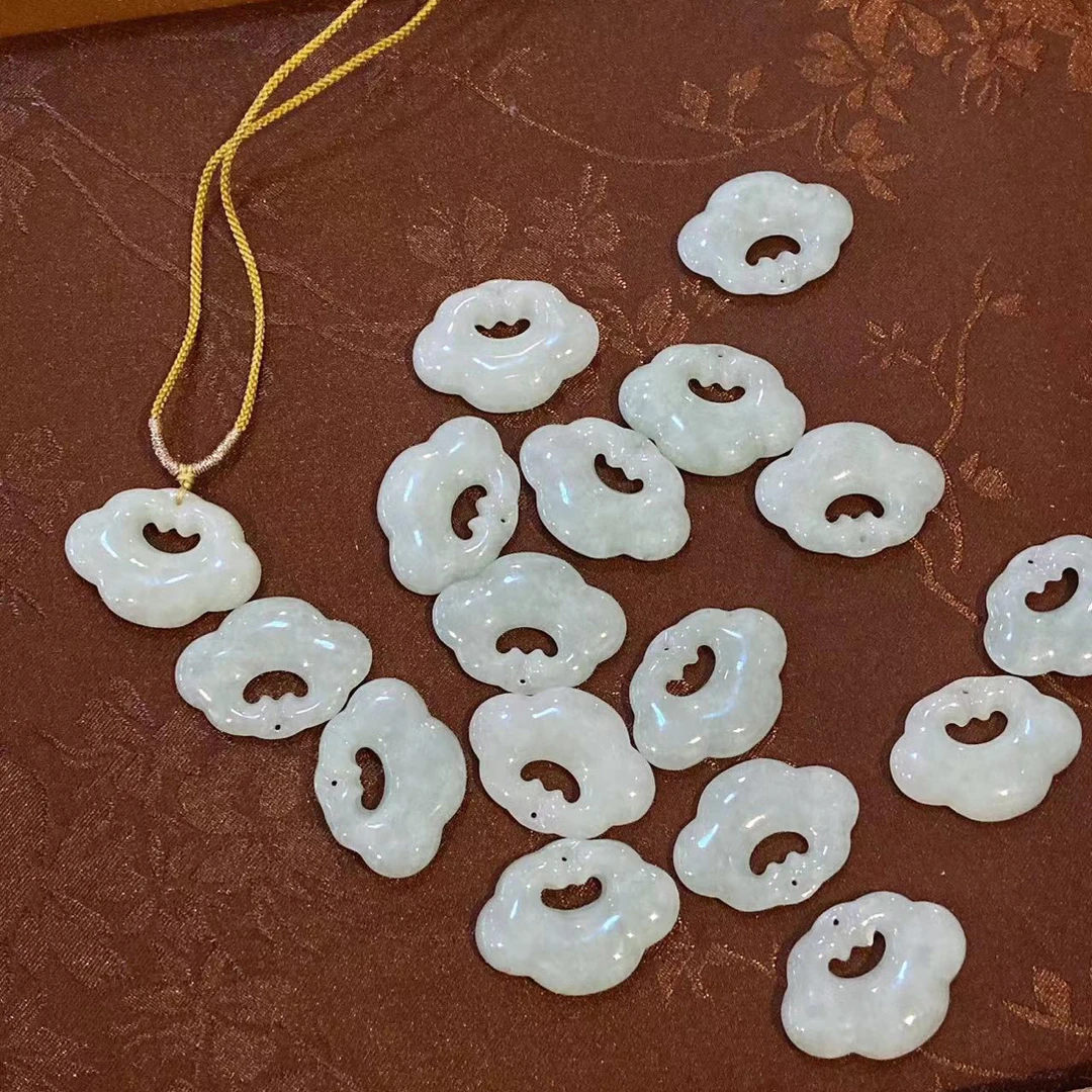 c106 翡翠飘绿如意锁项链发一个