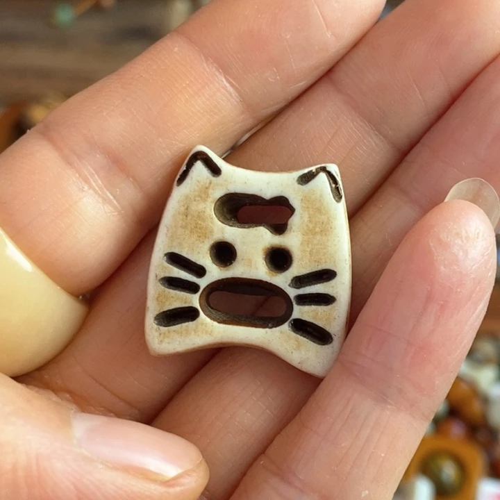 ?****?配饰驼骨雕刻小猫