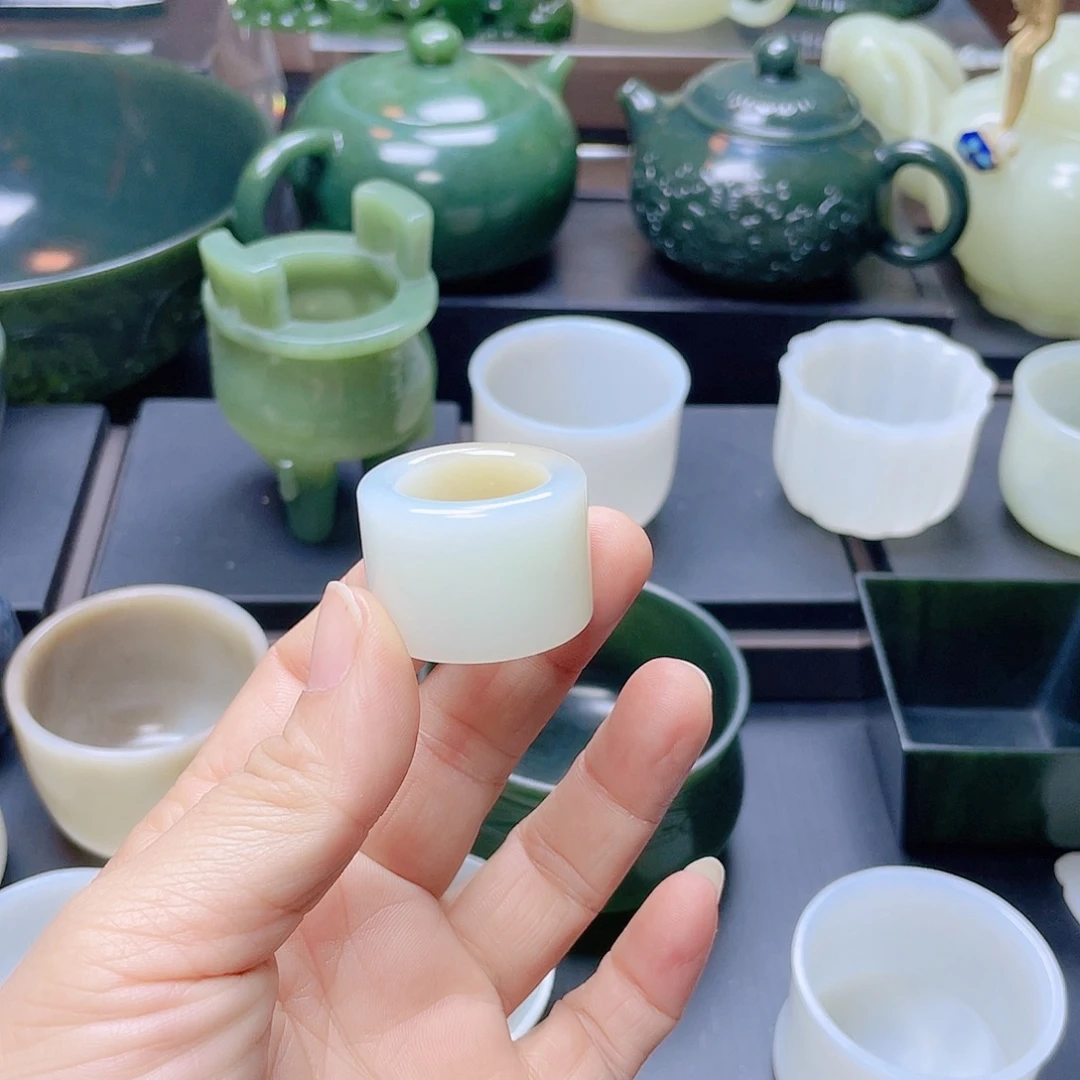 尊***严和田玉未镶嵌挂件