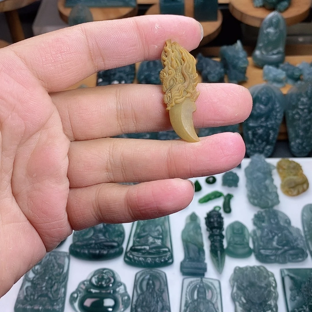 定制翡翠未镶嵌牙