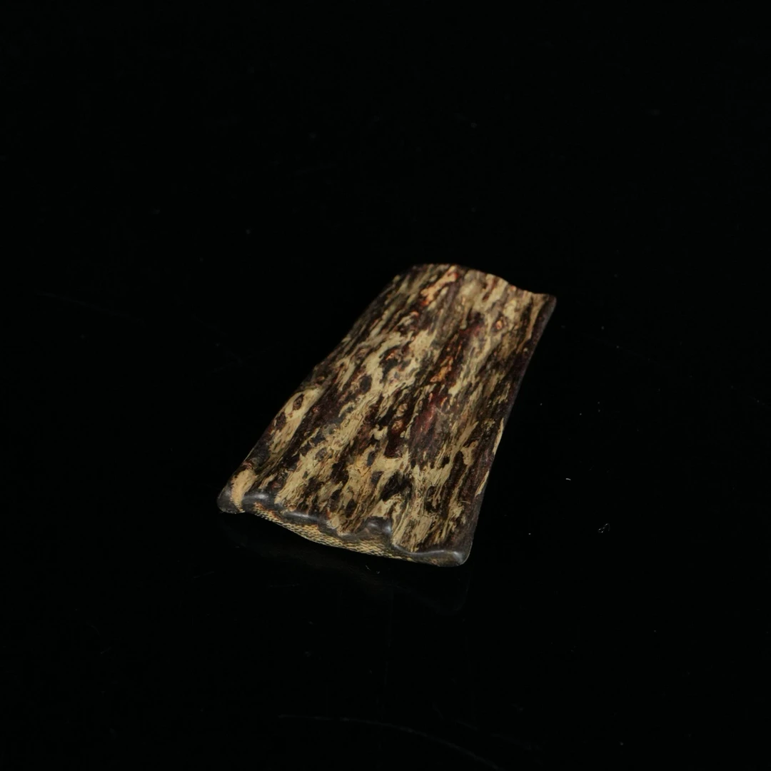 B295 越南顺化瘤疤糖结沉水沉香吊坠 莲花 6x3.6x0.6cm  7.6g
