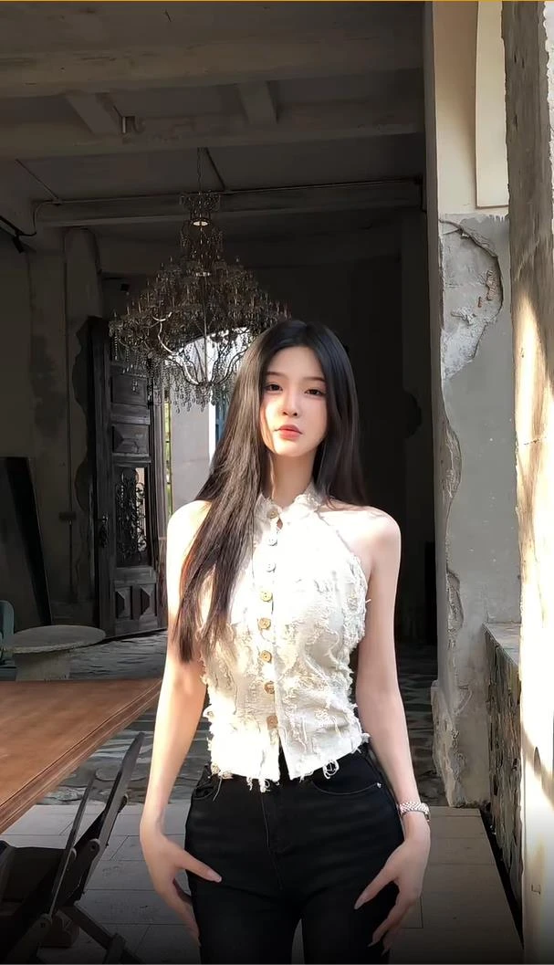 夏季新款高级感韩系纯欲风气质显瘦短款挂脖上衣配高腰牛仔裤套装