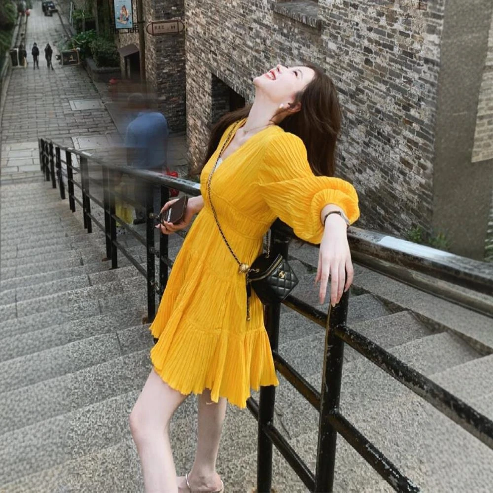 法式气质多巴胺黄色v领连衣裙女夏季大码胖mm度假风独特绝美短裙