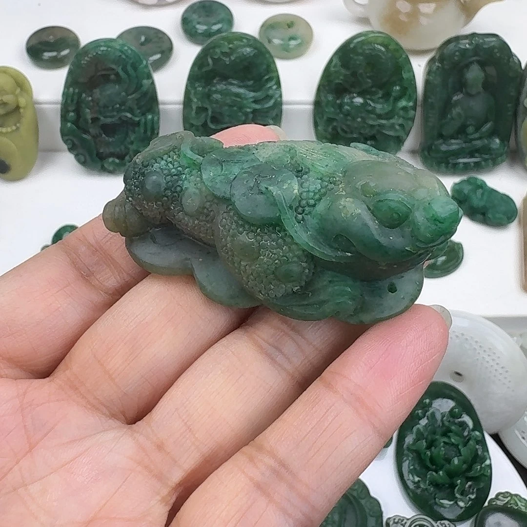 独山玉未镶嵌颈饰