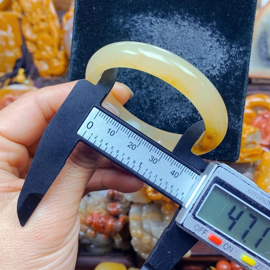 未镶嵌石英质玉（黄龙玉）颈饰