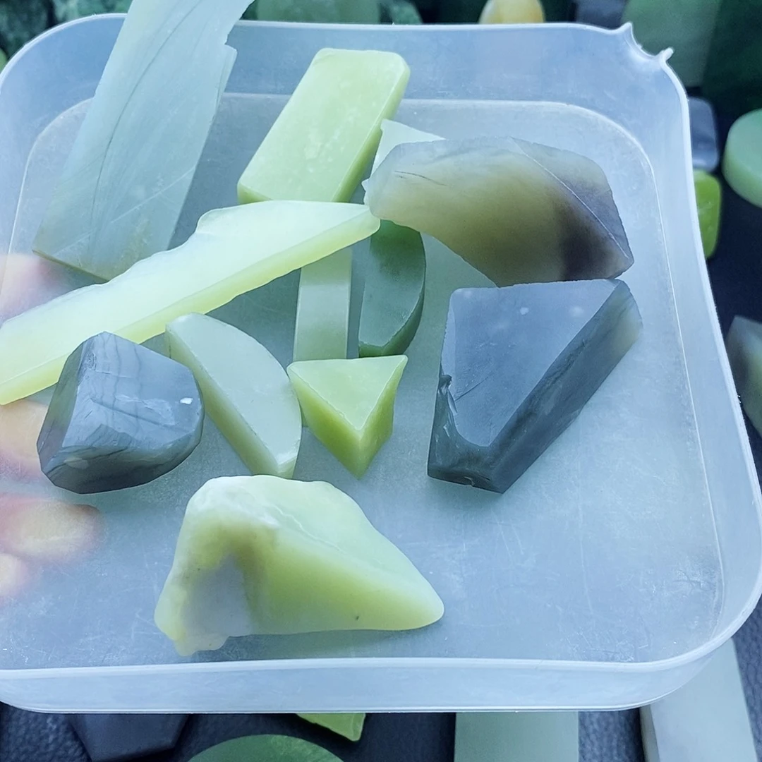 和田玉未镶嵌耳坠张****画