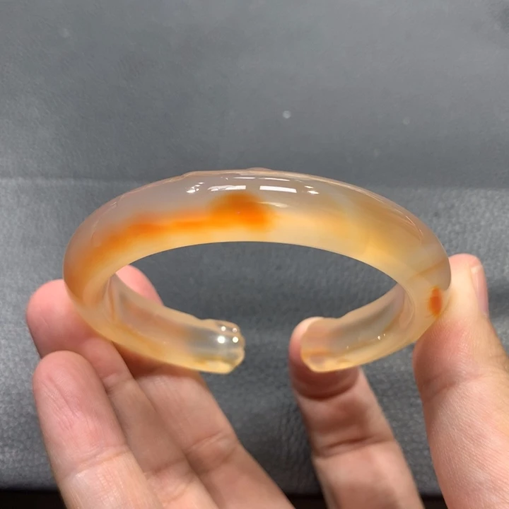 玛瑙/玉髓手镯未镶嵌八**?
