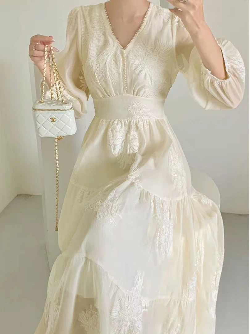 法式气质V领收腰刺绣泡泡袖茶歇气质白色长裙温柔公主裙连衣裙