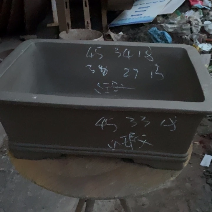 紫砂花盆只顾看手机和电脑